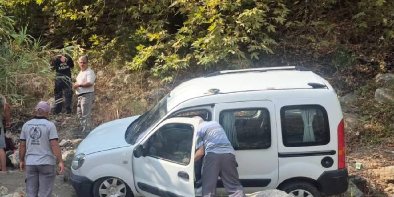 Alanya’da Araç Şarampole Yuvarlandı: 3 Yaralı