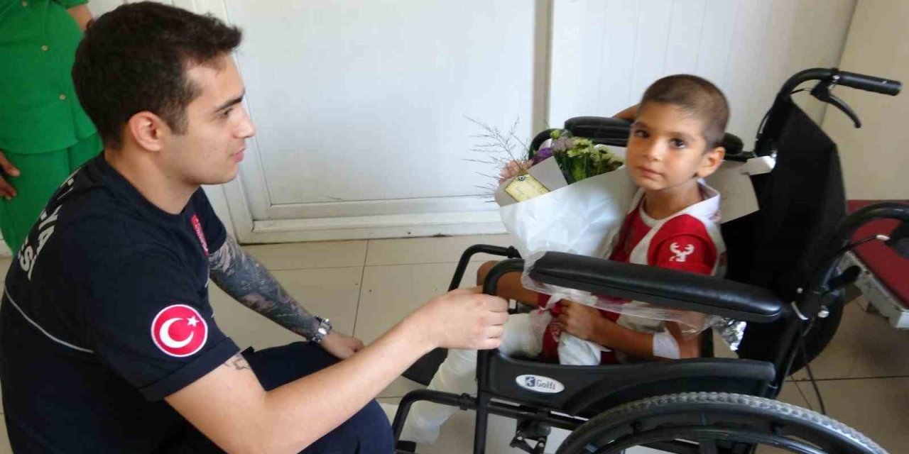 6 Metrelik Kuyuya Düşen Çocuk Kendisini Kurtaran Kahramanıyla Buluştu