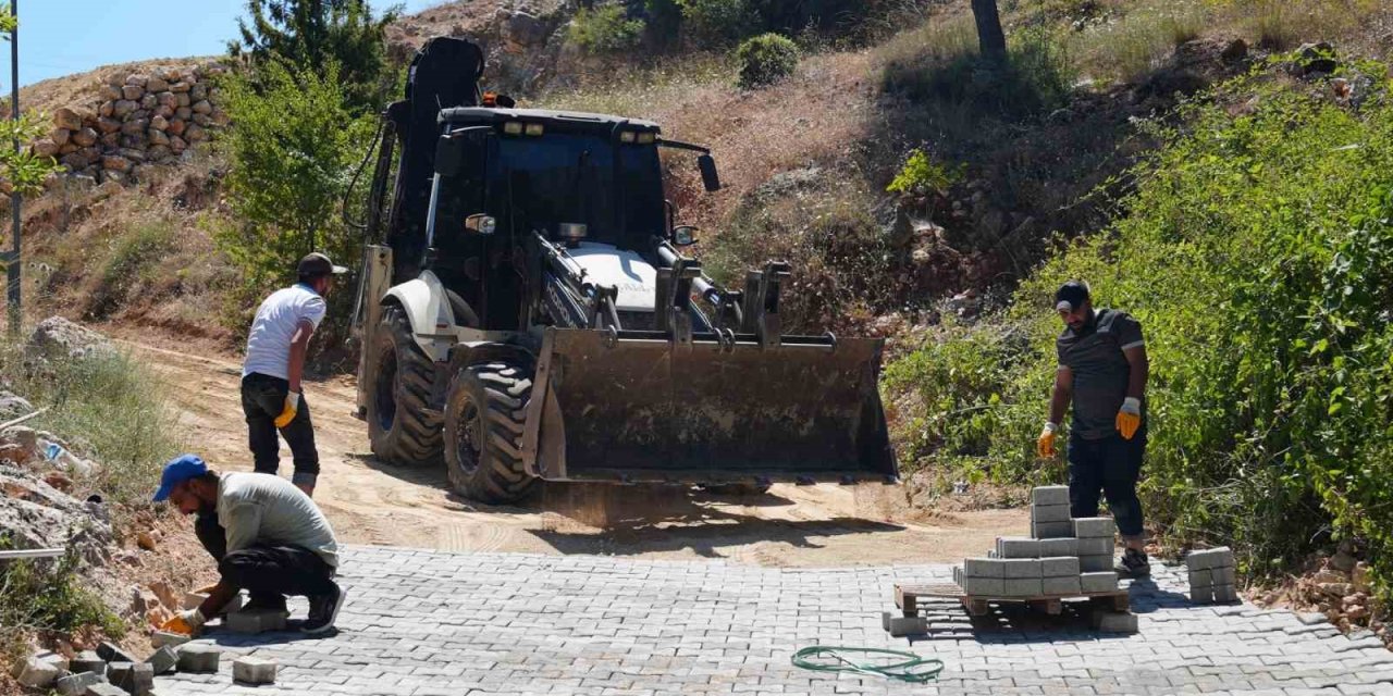 Tarsus’ta Kırsal Mahallelerin Yolları Parkeyle Yenileniyor
