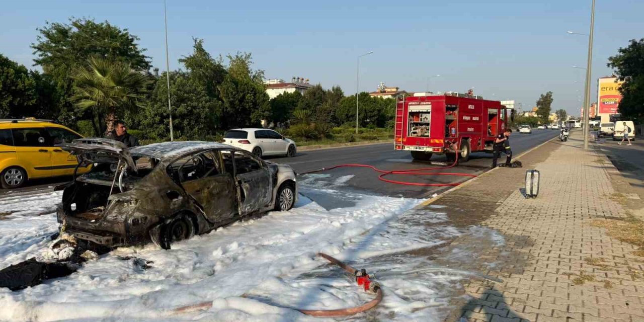 Seyir Halindeyken Aniden Alev Alan Otomobildeki 4 Kişi Yaralandı