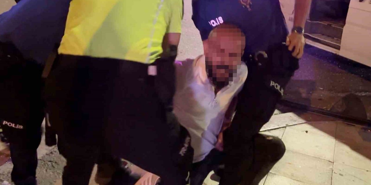 "kelepçe Vuramazlar, İmkansız" Dedi, Kelepçelenip Gözaltına Alındı