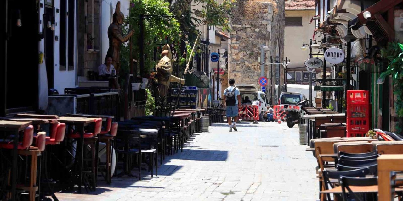 Hava Kararınca Nüfusunun 100 Katını Ağırlıyor