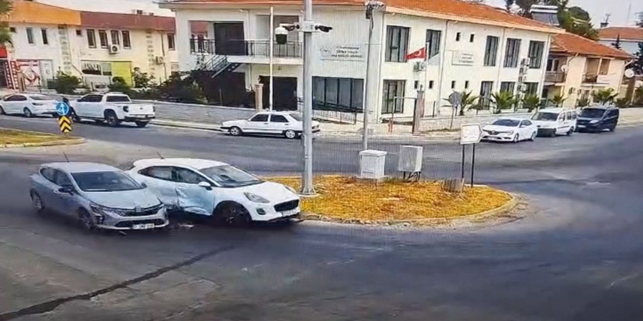 Otomobiller Kavşakta Çarpıştı, Kaza Anı Güvenlik Kamerasına Yansıdı:1 Yaralı