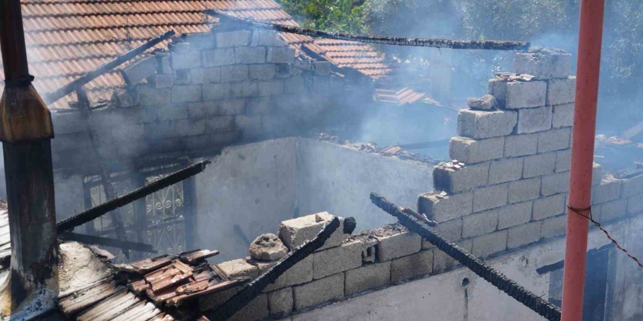Alevlere Teslim Olan Gecekondu Kullanılamaz Hale Geldi