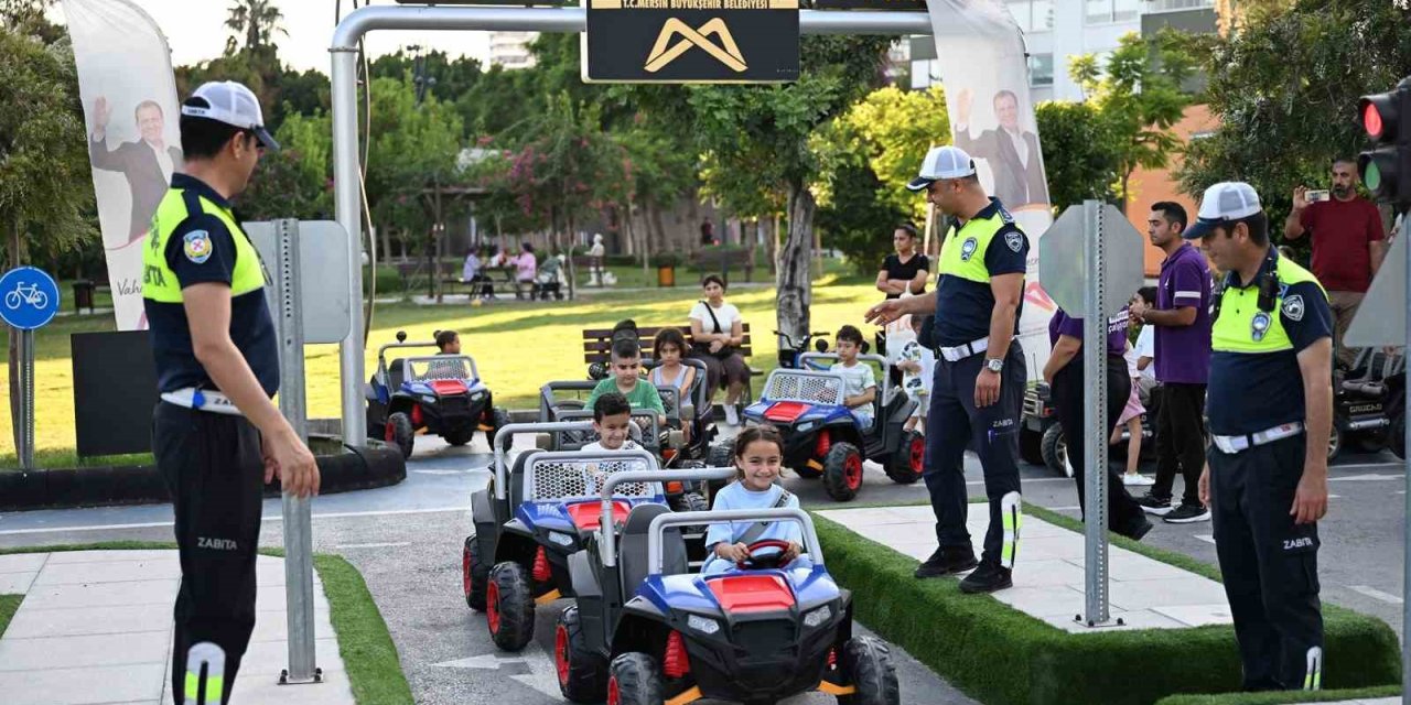 Mersin’de Minikler Trafik Kurallarını Direksiyon Başında Öğrendi