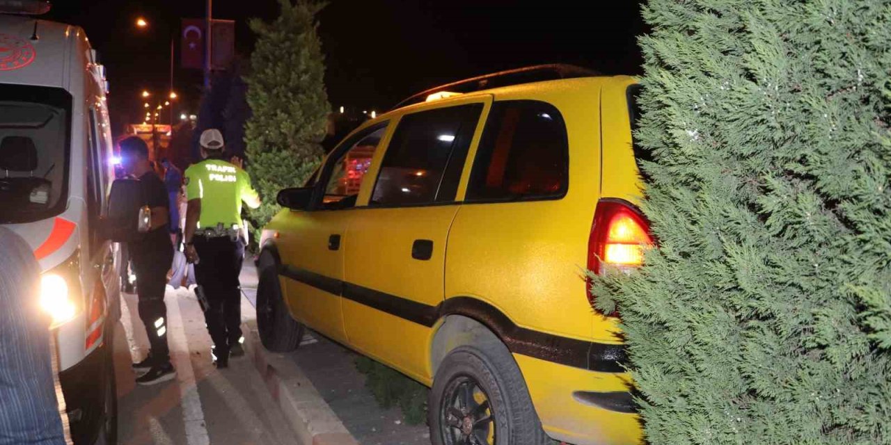 Karaman’da Kontrolden Çıkan Ticari Taksi Refüje Çıktı: 2 Yaralı