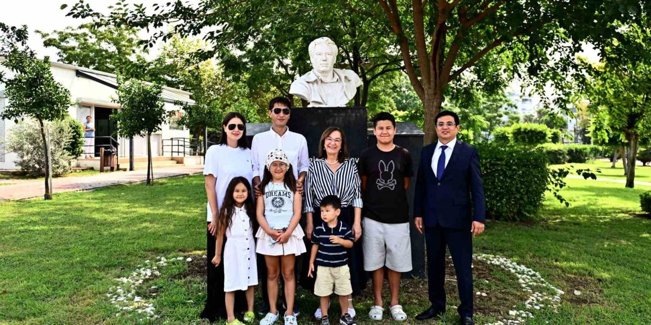 Cengiz Aytmatov’un Oğlu Ünlü Yazarın Daha Önce Yayımlanmamış Çalışmalarını Antalya’daki Kütüphaneye Bağışladı