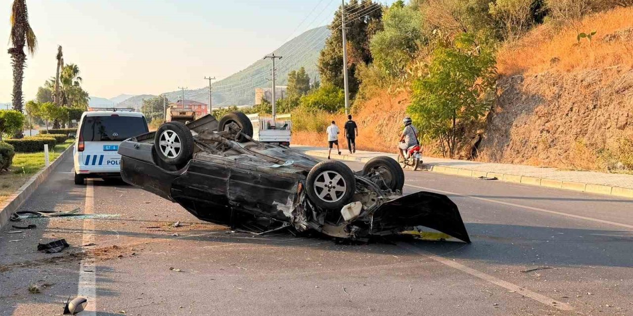 Takla Atan Otomobil Palmiye Ağacına Çarptı: 1 Yaralı