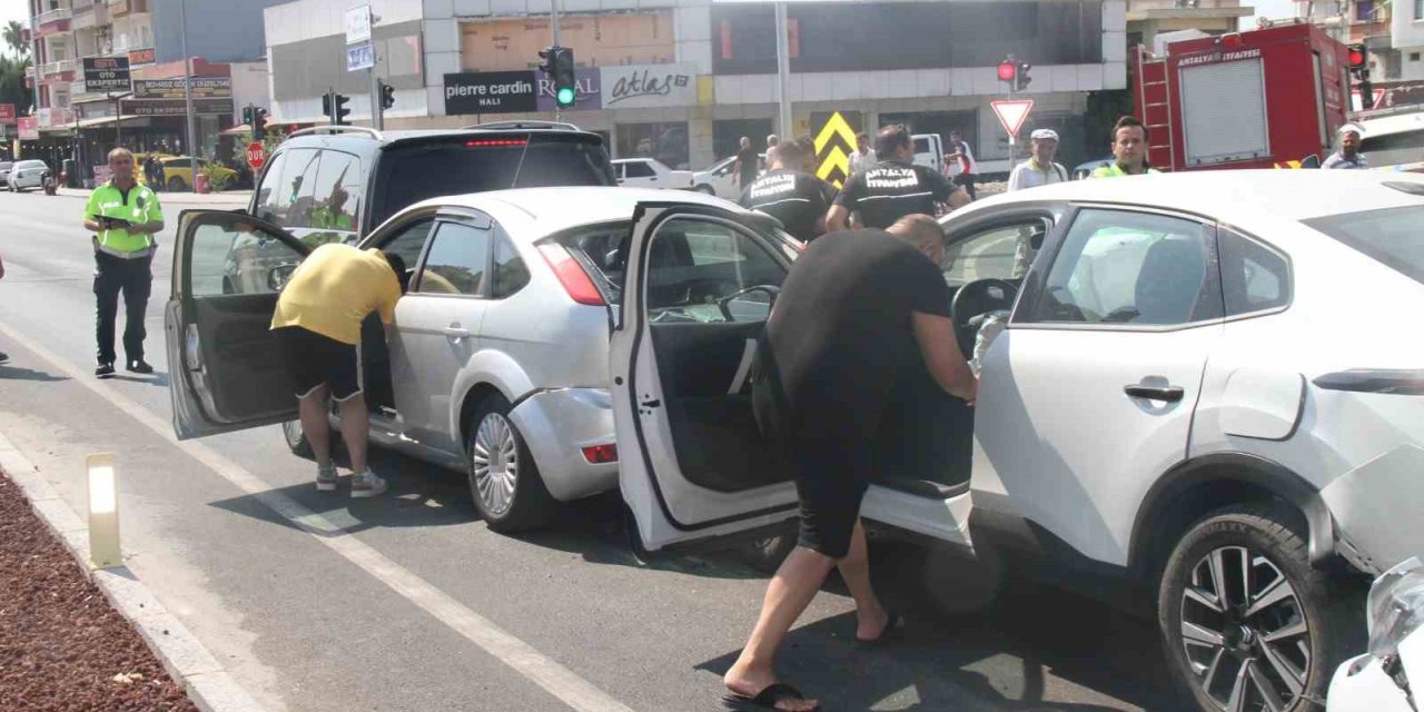 Antalya’da 5 Aracın Karıştığı Zincirleme Kazada 6 Kişi Yaralandı
