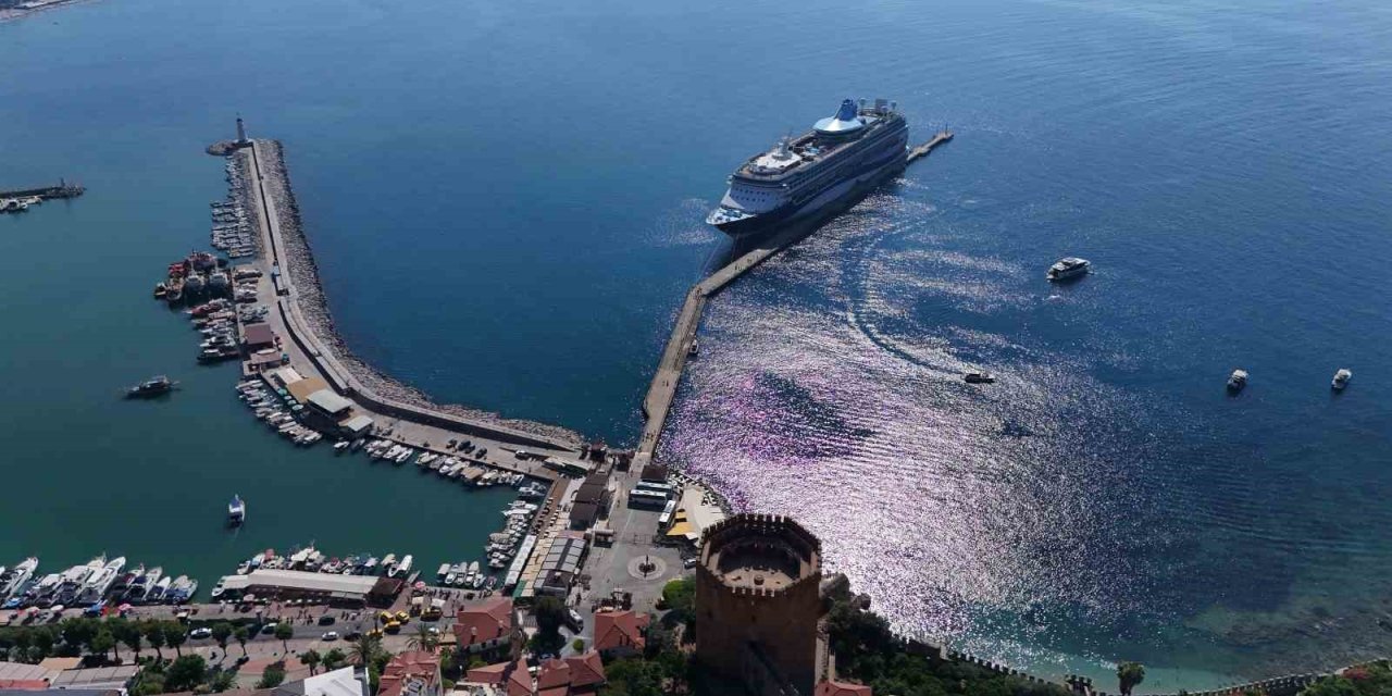 Lüks Kruvaziyer Bin 807 Turist İle Alanya İskelesine Demir Attı