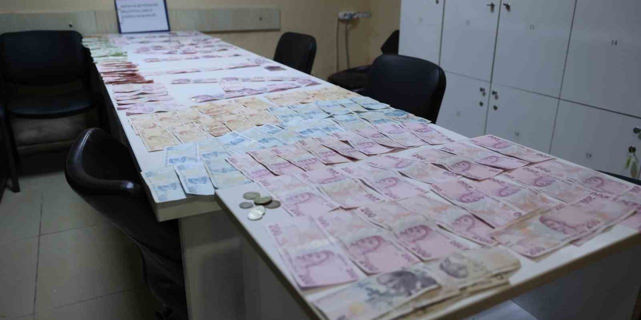 Antalya’da Yakalanan Dilencinin Üzerinden 17 Bin Tl Çıktı