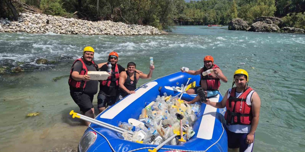 Beşkonak’ta Raftingciler Kürekleri Bırakıp Çöp Topladı