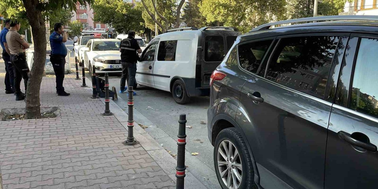 Husumetlisini Sokak Ortasında Bıçaklayarak Öldürdü: Saldırı Anı Kamerada