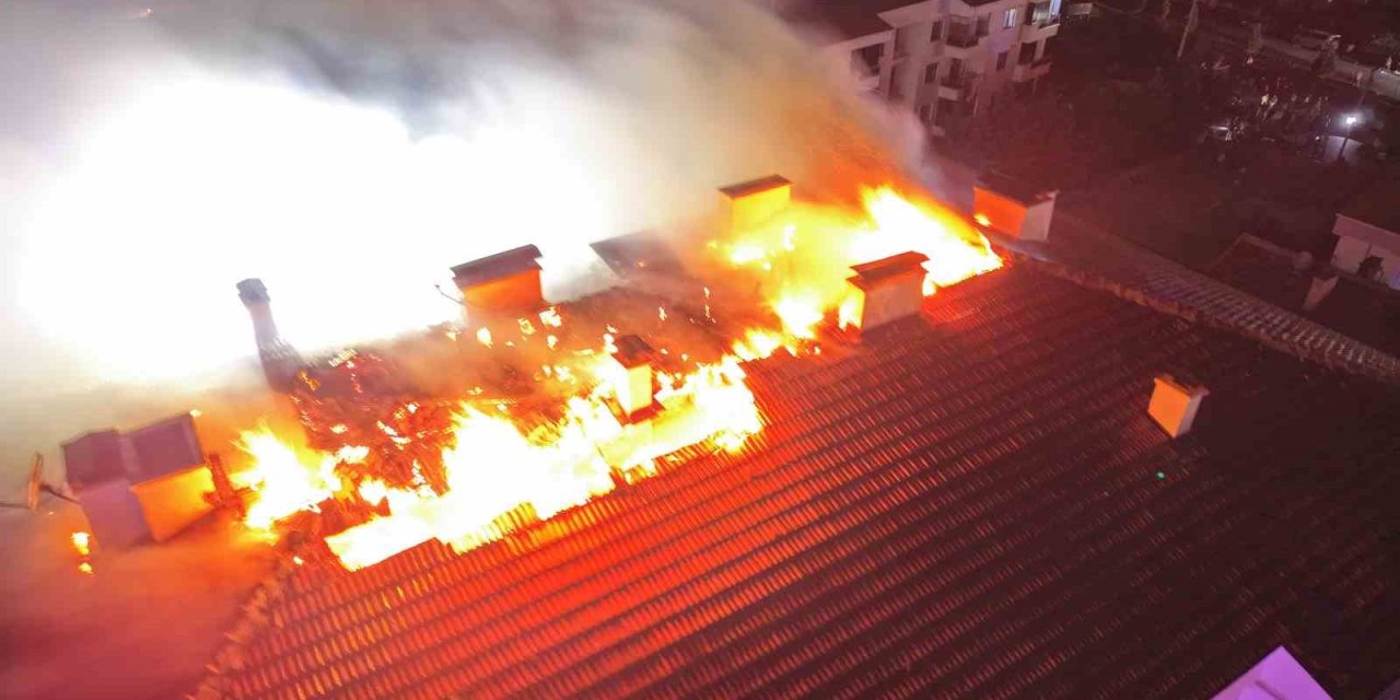 Elektrik Panosunda Çıkan Yangın Apartmanın Çatısını Sardı: O Anlar Kamerada