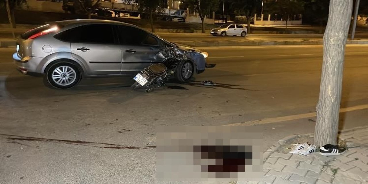Motosiklet Otomobile Ok Gibi Saplandı: 1 Ölü, 1 Yaralı
