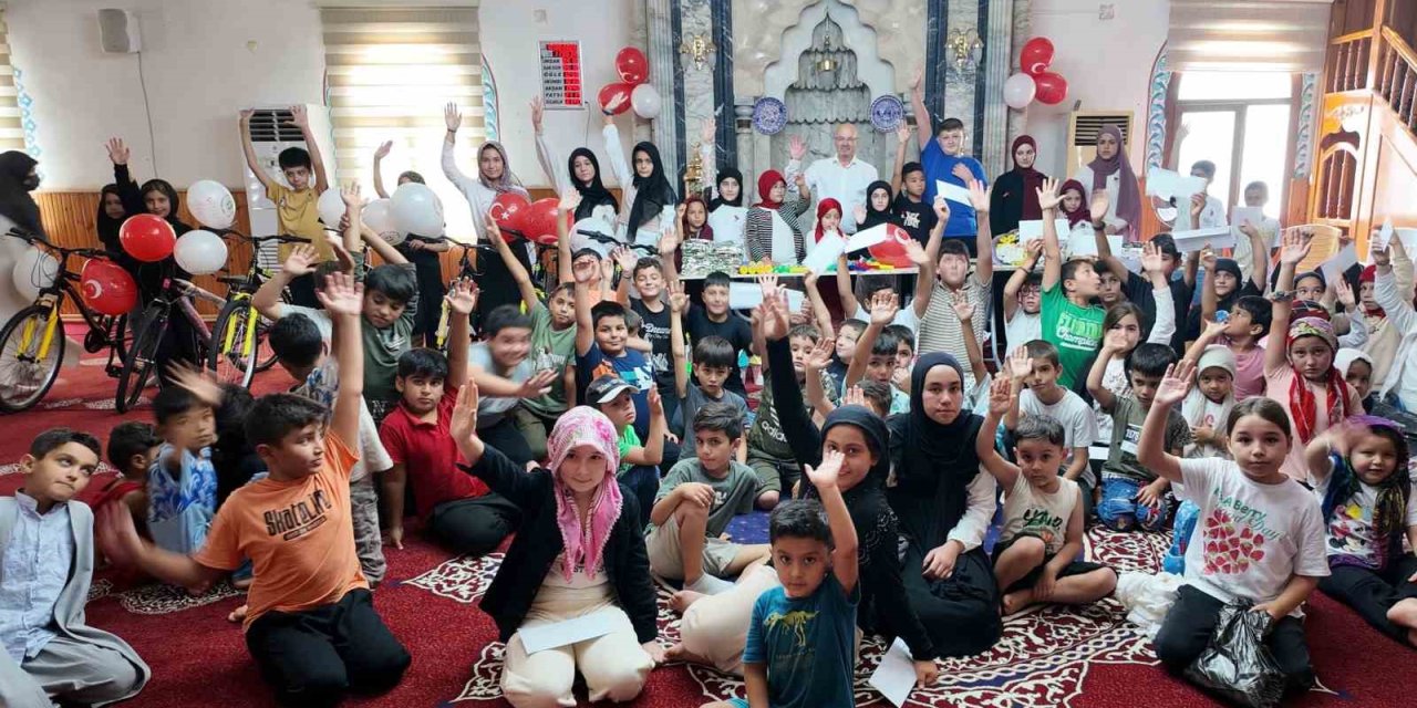 İmamın Gönüllere Dokunan Geleneği: 26 Yıldır Çocukları Ödüllendiriyor