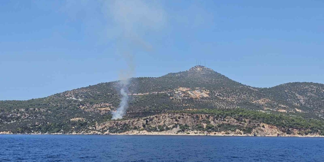 Kaş’ta Makilik Alanda Çıkan Yangın Söndürüldü