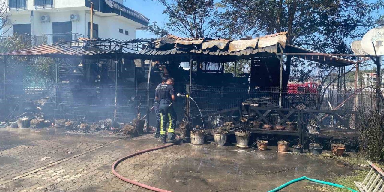 Antalya’da Baraka Yangında Küle Döndü, Alevler Villa Ve Lojmanlara Sıçramadan Söndürüldü