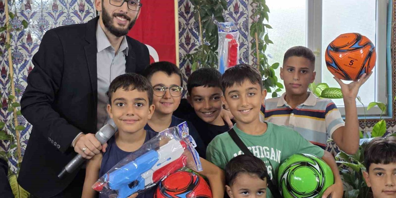 Hediyelerle Çocukları Camiye Ve Kur’an Kursuna Teşvik Ediyor