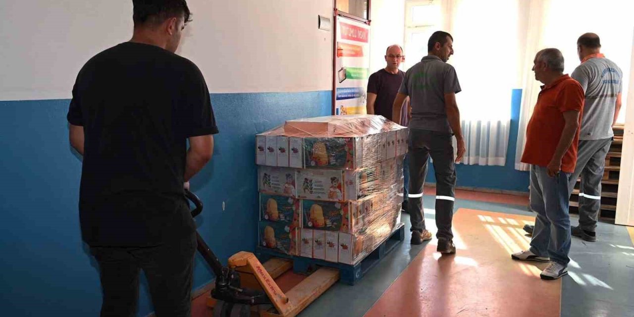 Kemer’de Kırtasiye Malzemelerinin Dağıtımı Devam Ediyor