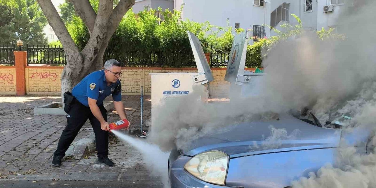 Yanan Araca Bahçe Hortumu Ve Yangın Tüpü İle Müdahale Ettiler