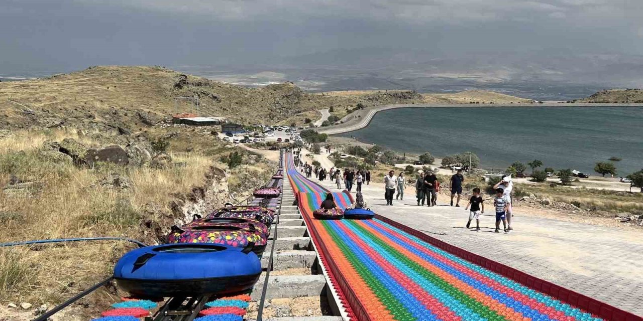 Niğde’deki Renkli Kaydırağa Rekor İlgi