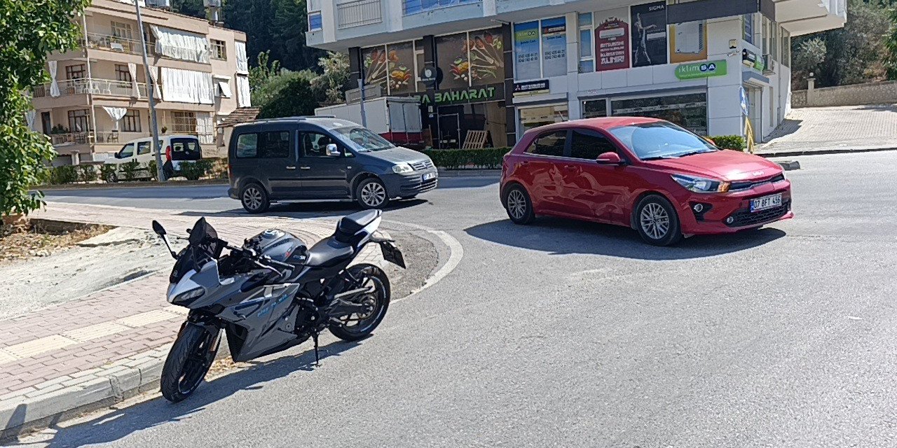 Sokağa Dönmek İsteyen Otomobile Motosiklet Çarptı: 1 Yaralı