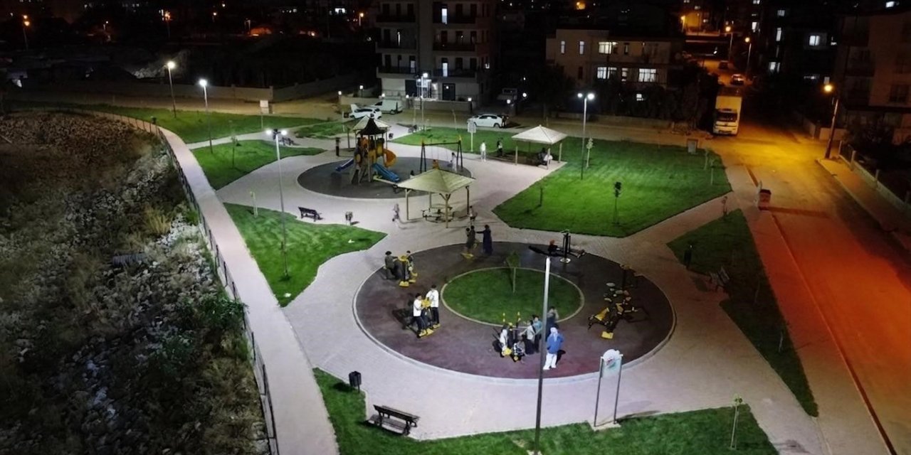 Kepez’de 100’ün Üzerinde Park Aydınlatıldı