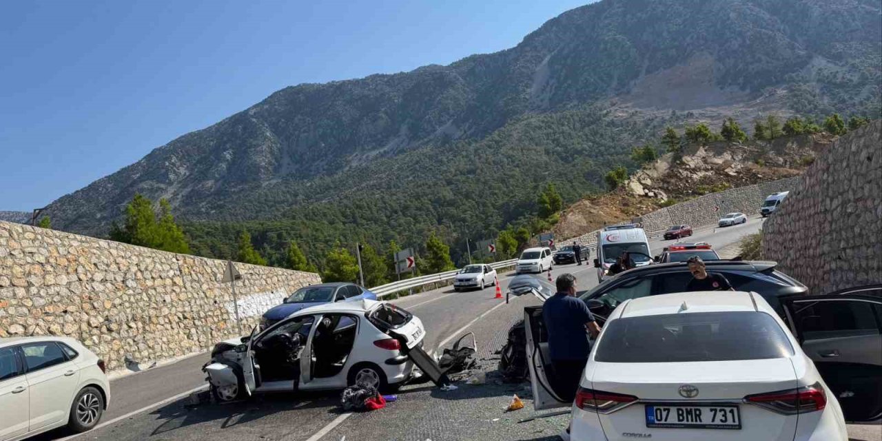 Karşı Şeride Geçip 3 Araca Çarptı: 4 Yaralı