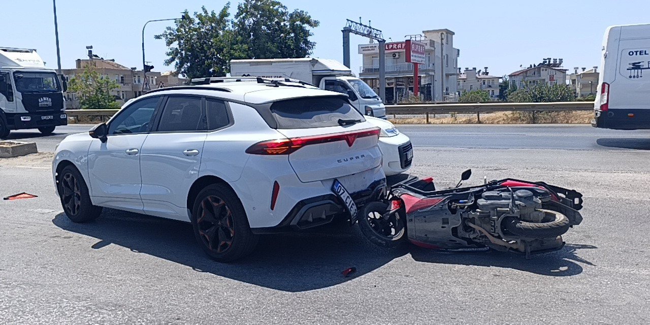 Yolda Aniden Duran Araca Motosiklet Çarptı