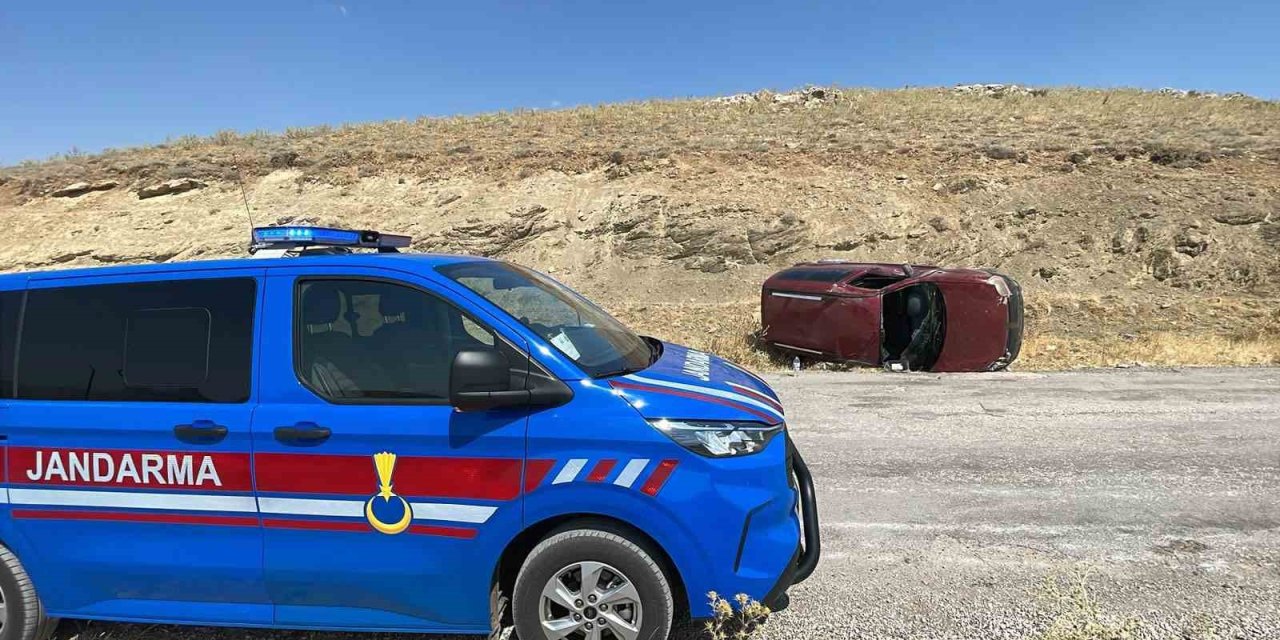 Karaman’da Hafif Ticari Araç Devrildi: 1 Yaralı
