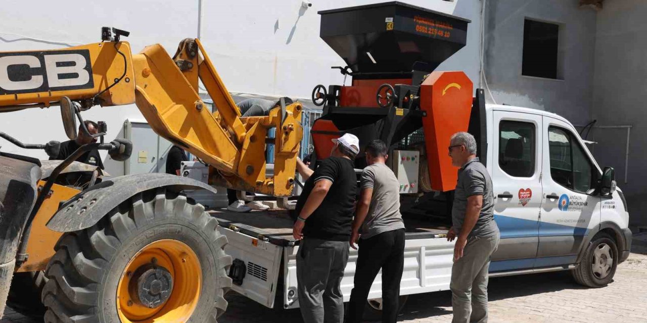 Büyükşehir’den Korkutelili Üreticiye Yem Ezme Makinesi Desteği