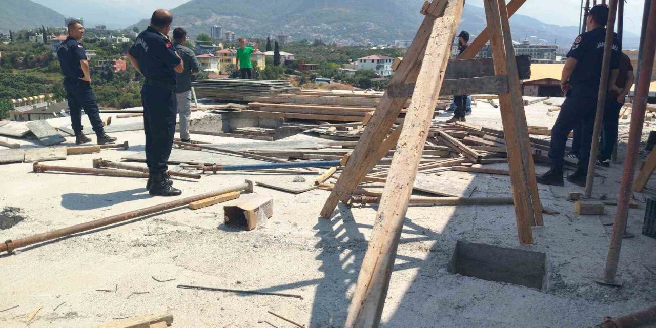 Eşini Ve Kayınvalidesini Bıçaklayan Şahıs İntihar Teşebbüsünü Canlı Yayınladı
