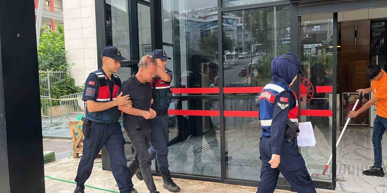 Alanya’da Eşini Ve Kayınvalidesini Bıçaklayan Şahıs Adliyeye Sevk Edildi