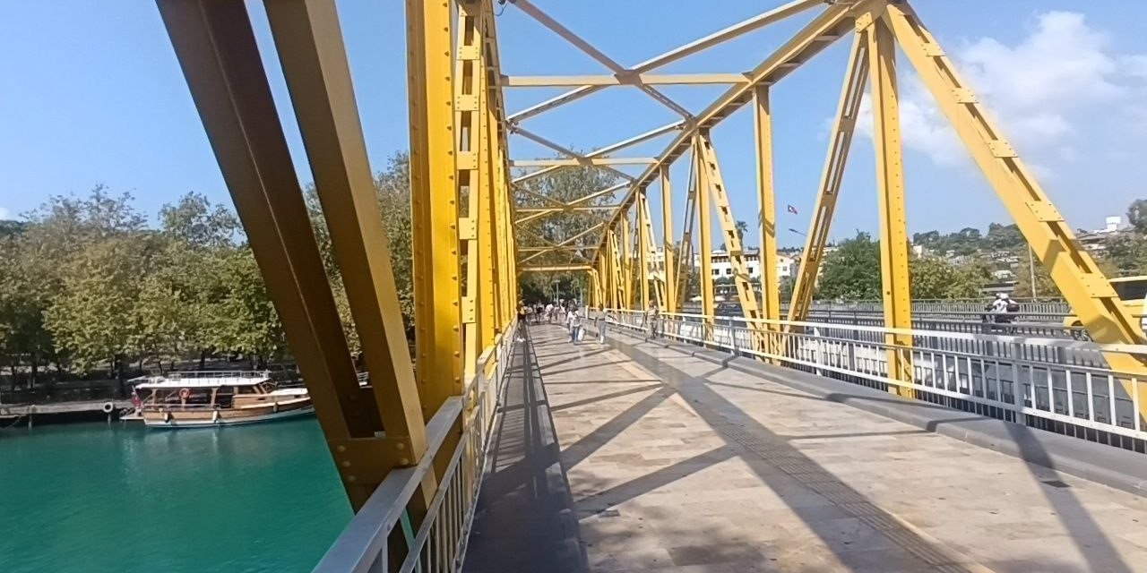 Sıcaktan Bunalan Çocukların Manavgat Irmağı’nda Tehlikeli Serinliği