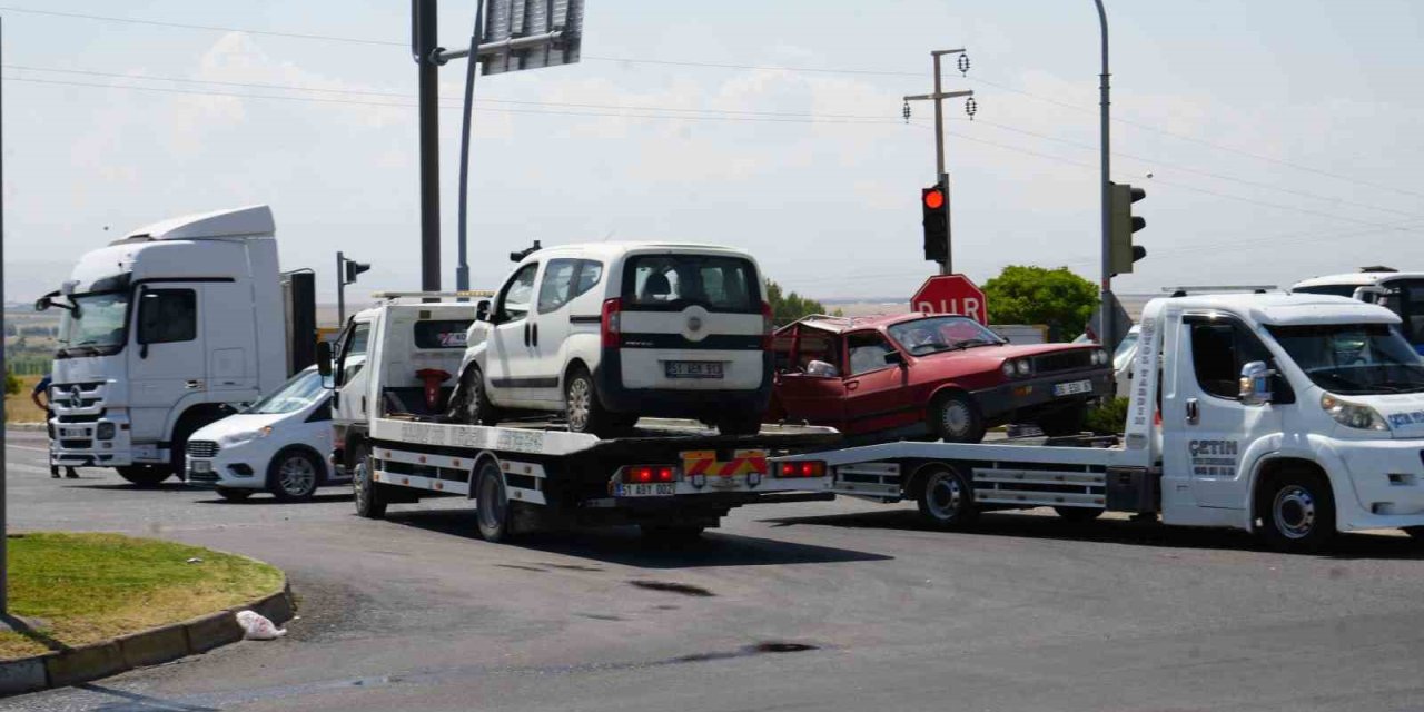 Niğde-bor Yolunda İki Araç Çarpıştı: 3 Yaralı