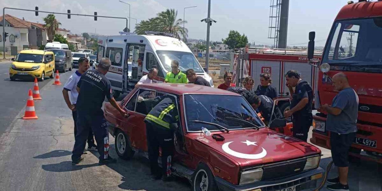 Manavgat’ta İki Otomobil Çarpıştı: 1 Yaralı