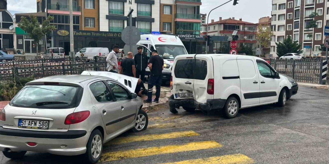 Niğde’de 3 Araç Birbirine Girdi: 1 Yaralı