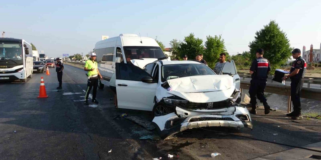 Antalya’da Feci Kazada Ortalık Savaş Alanına Döndü: 17 Yaralı
