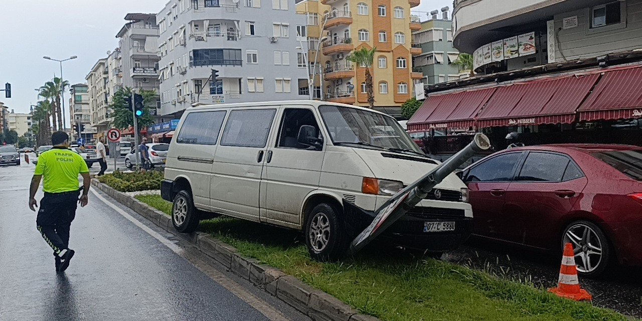 Kayan Kamyonetin Karşı Şeride Geçmesini Refüjdeki Tabela Engelledi