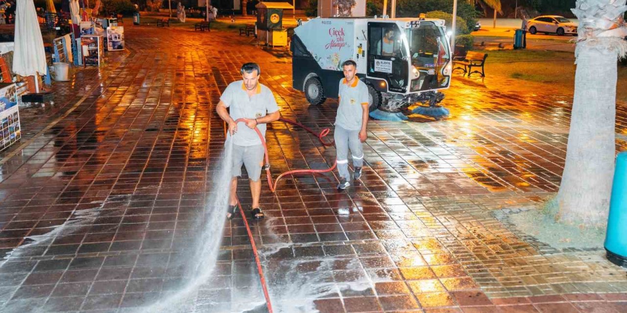 Alanya’nın Vitrini Gece Mesaisinde Baştan Sona Temizlendi