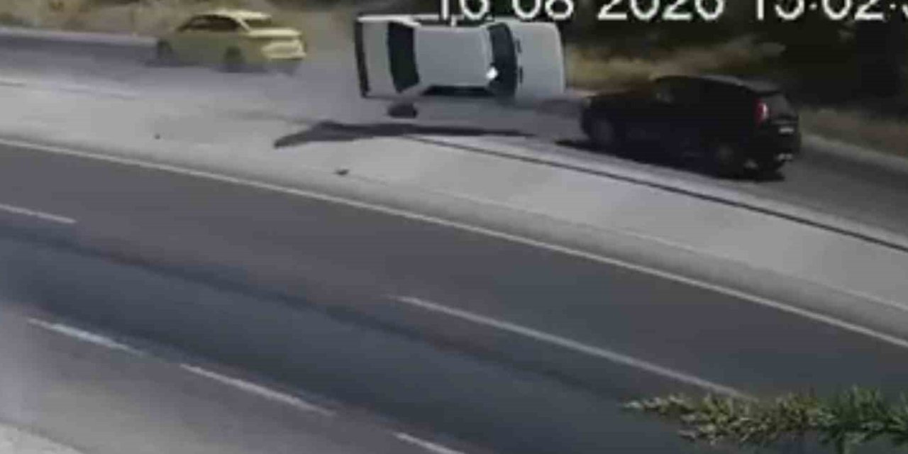 Yola Fırlayan Parçadan Kurtulmak İsterken Karşı Şeride Uçarak 2 Otomobille Çarpıştı: 2 Ölü