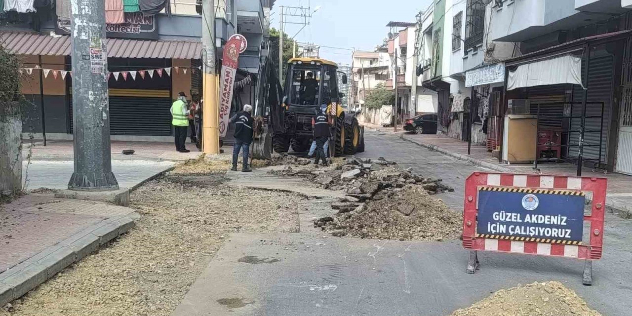 Akdeniz’de Yeni Yollar Açılıyor, Sokak Ve Kaldırımlar Yenileniyor