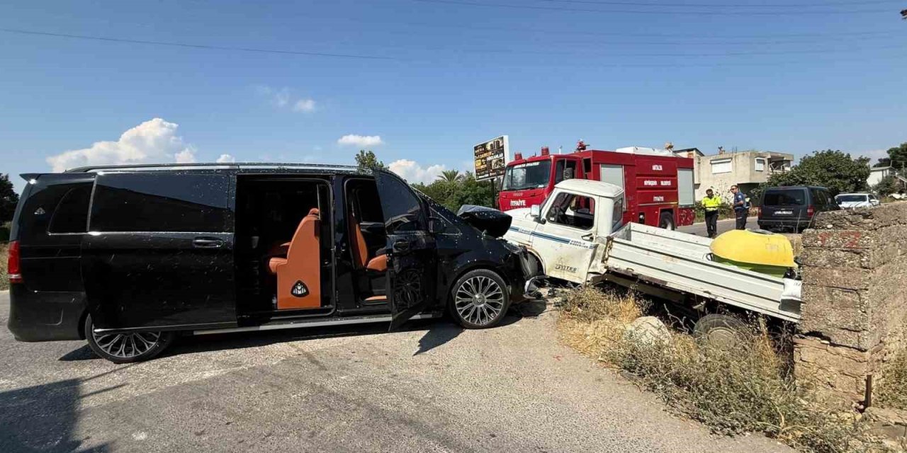 Serik’te Vıp Minibüs İle Kamyonet Çarpıştı: 1 Yaralı