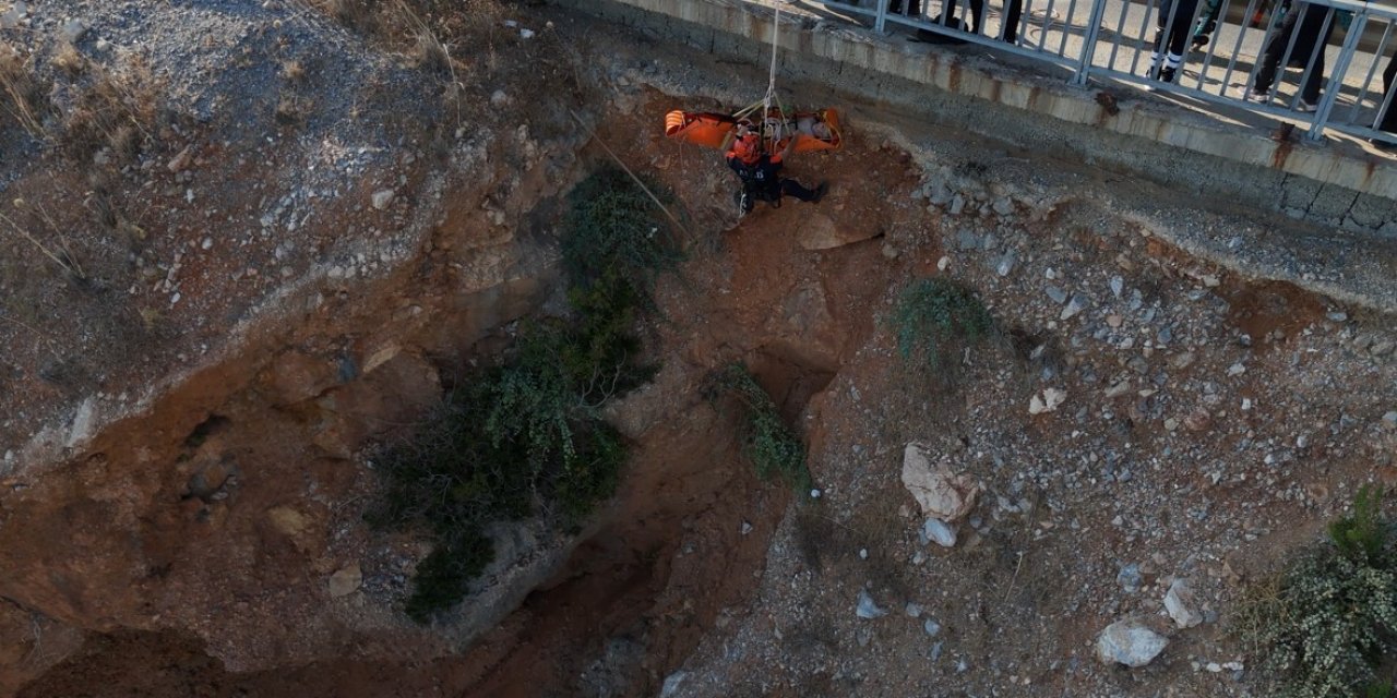 Deniz Keyfi Hastanede Son Buldu, Kayalık Alanda Mahsur Kalan Vatandaş 2 Saatte Kurtarıldı