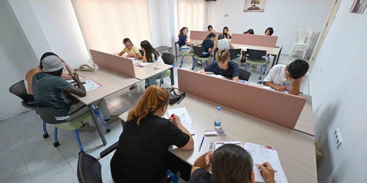 Mersin’de Gençler Sınavlara Okuma Salonunda Hazırlanıyor