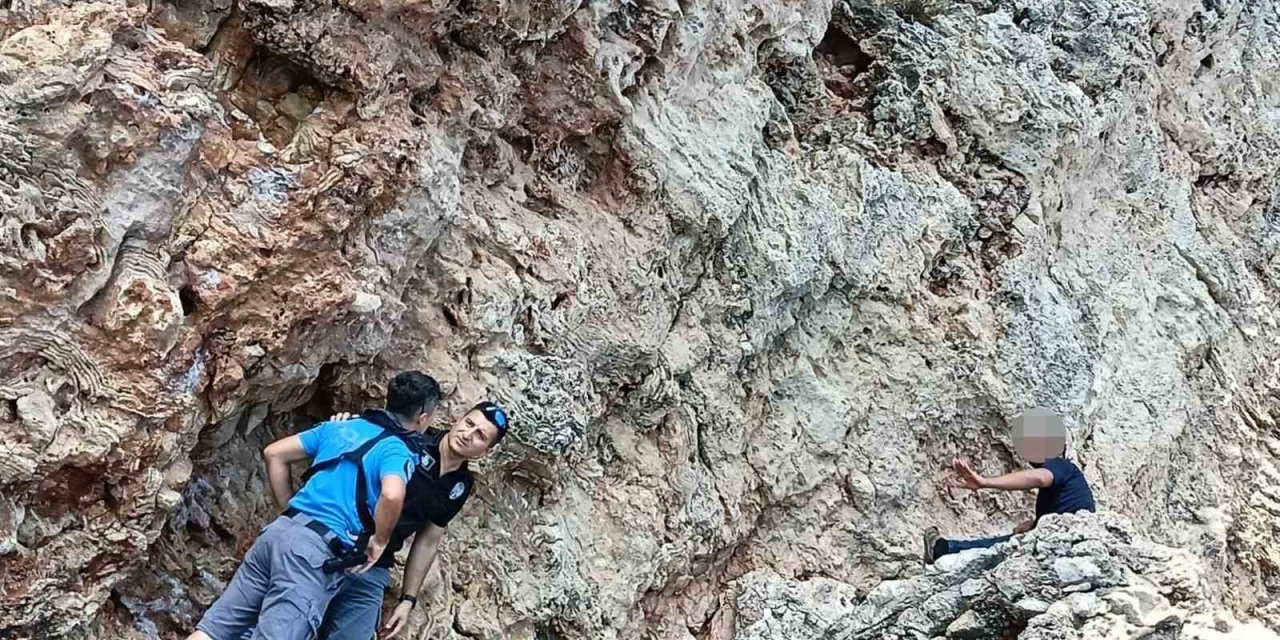 Falezlerin Denizle Buluştuğu Kayalıklara Çıktı, Ekipleri Alarma Geçirdi