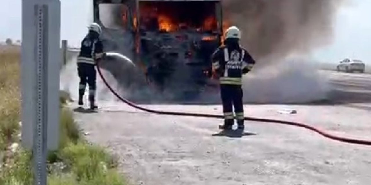 Konya’da Tırın Çekici Bölümünde Çıkan Yangın Paniğe Neden Oldu