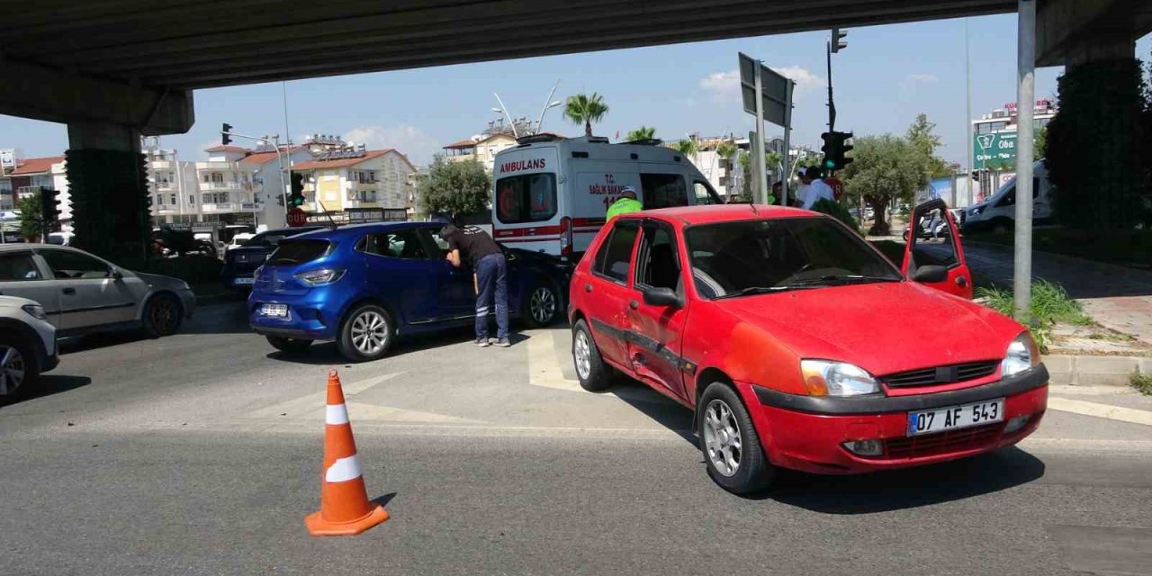 Antalya’da İki Otomobil Çarpıştı: 1 Yaralı