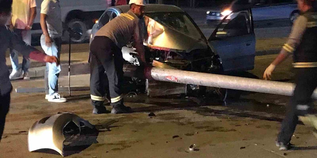 Kontrolden Çıkan Otomobil Aydınlatma Direğini Devirdi: 1 Yaralı